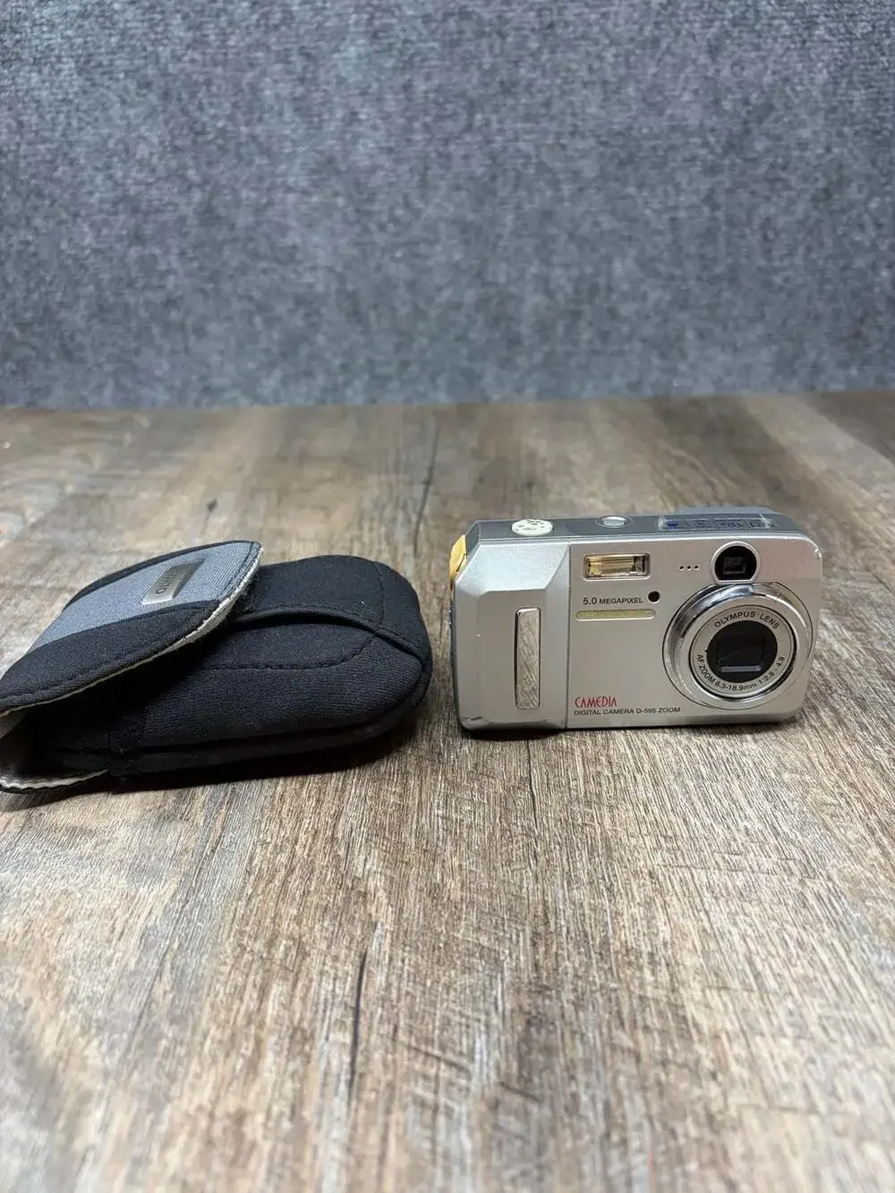 Olympus Camedia D-595 Zoom Digital Camera 5.0 MP 3X Optical Zoom - Tested